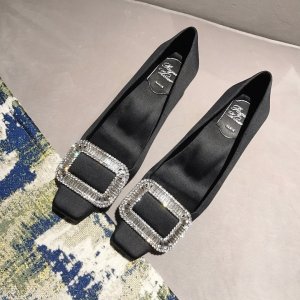 Roger Vivier 放头真丝 英国皇室独宠的高跟鞋品牌之一 它的经典传承 每一代时尚主流们都不会对他视而见 钻扣：奥地利进口施华洛鞋面： 意大利进口原厂真丝内里： 意大利进口原厂真丝大底： 意大利进口真皮大底 size：35～39正码（34、40定制