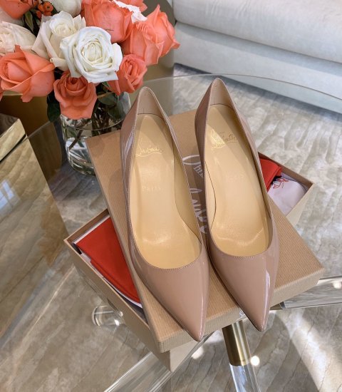 Christian Louboutin CL经典尖头细跟单鞋 经典裸漆皮 材质与工艺： 进口原版牛漆皮面料 高级定染羊皮内里 原版工艺真皮红底 跟高6.5cm 码数：35-39 - Click Image to Close