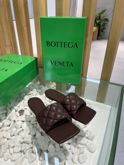 Bottega Veneta 泡泡棱格平底拖鞋 面料选用经典柔软小羊皮精工 内里 垫脚 选用牛皮里 舒适高端 大底选用意大利真皮大底搭配橡胶 35-40 - Click Image to Close