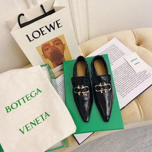 Bottega Veneta 鞋面：原版定制牛油腊皮 内里：头层水染羊皮里 大底: 牛油腊皮包跟，原版开模意大利片配注塑防滑大底 鞋码: 35-40 跟高：8.5CM/平跟