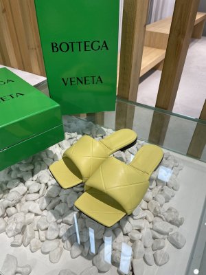 Bottega Veneta 新款压纹平底拖鞋 面料选用经典柔软小羊皮 内里 垫脚 选用牛皮里 舒适高端 大底选用意大利真皮大底搭配橡胶 35-40