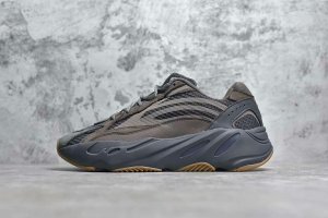 Yeezy Boost 700V2 “Geode” 鞋面网眼布替换初代的织物鞋面，进行了轻量化处理，透气性十足的单层鞋面也很适宜春夏季的上脚。鞋底依旧延续 Yeezy 700 的 Ortholite 鞋垫及内部填充的 Boost 科技，脚感毋庸置疑。中底并