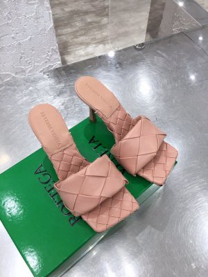 Bottega Veneta 最齐色到货17 色 两款跟型：①平底②高跟(9CM) 工艺：定染后将皮板做柔软处理 编织廓形立体 不扁塌 双层皮料编织内里 单独做了羊里皮拼贴 遵循原版工艺做法 配同色超纤垫脚 橡胶注塑真皮大底 码数：35-42