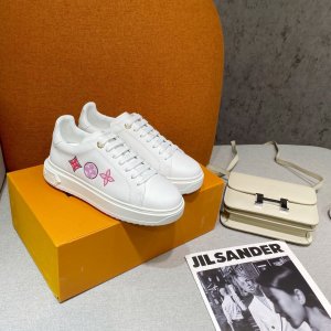 LV frontrow sneaker 选取背部小牛皮做内里， 因为背部纹路细，做成的内里效果更好，久穿不皱裂， 原版橡胶底 码数：35～40