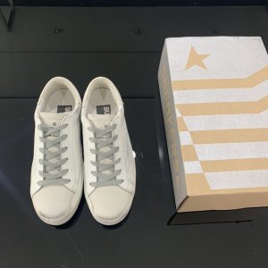 小脏鞋.Golden goose Deluxe Brand SUPERSTA GGDB小脏鞋 火红程度比小白鞋还要早，打破传统审美，小脏鞋做到了！明星私服上脚示范 就是这么百搭 ！再也不用担心洗鞋的问题啦！鞋面原版定制牛皮（做旧精髓所在）专柜3cm内增高鞋