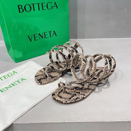 Bottega Veneta BottegaVeneta蛇纹凉鞋， 浓浓70年代嘻哈风格 鞋面包中底采用牛皮，垫脚牛皮，意大利进口真皮大底 。 颜色:三色 跟高:平跟1.5cm 高跟7.5cm 码数:35-39 - Click Image to Close