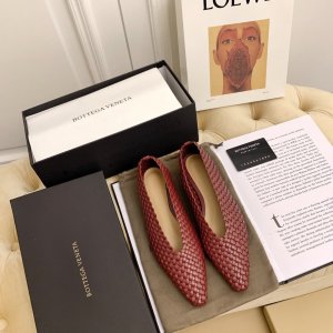 Bottega Veneta 奶奶鞋 鞋面：鞋面原版一致进口意大利超柔软nappa混种小羊皮面 内里：全粒面nappa小羊皮内里垫脚 大底：原版进口意大利印刷真皮大底 鞋码：35-40 跟高：平跟