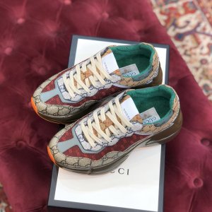 Gucci Rhyton系列 2020新款拼色老爹鞋 定制了对版的哑光效果，调整了大底的舒适度，最新的吸膜工艺，边缘整齐，颜色均匀，软硬度和颜色完美还原原版。原版一致的鞋面四层对帖工艺，内里贴合GG专用贝斯材质 40-44（39、45定制不退换）