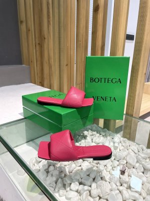 Bottega Veneta 新款压纹平底拖鞋 面料选用经典柔软小羊皮 内里 垫脚 选用牛皮里 舒适高端 大底选用意大利真皮大底搭配橡胶 35-40