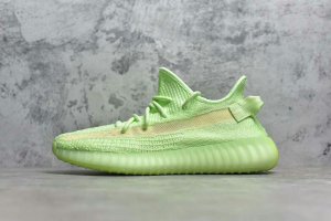 Yeezy 350V2 “Gid Glow” 以荧光质感的苹果绿，装扮鞋面及 Boost 中底，搭配焦糖色侧透网面，耀眼又清爽，整体呈现出一种亮眼的糖果色系风格，让这双鞋散发出特别的活力气息，非常适合夏季穿着搭配。更重要的是整个鞋底都带有夜光效果，在夜晚的