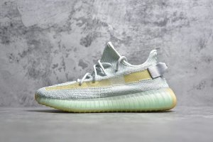 Yeezy 350V2 “Hyperspace” 浅灰色鞋面搭配卡其色透明开窗和生胶色外底，造型颇具科幻气息，与 “Hyperspace” 主题十分契合。同时清爽的色调非常适合在春夏季节上脚。 码数 : 36 36.5 37 38 38.5 39 40 4