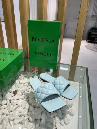 Bottega Veneta 泡泡棱格平底拖鞋 面料选用经典柔软小羊皮精工 内里 垫脚 选用牛皮里 舒适高端 大底选用意大利真皮大底搭配橡胶 35-40 - Click Image to Close