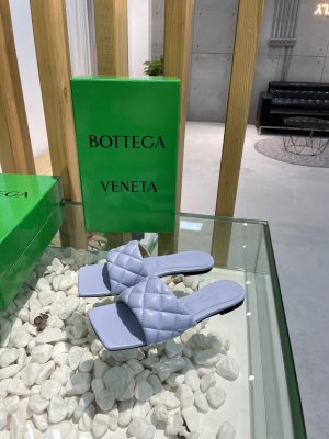 Bottega Veneta 泡泡棱格平底拖鞋 面料选用经典柔软小羊皮精工 内里 垫脚 选用牛皮里 舒适高端 大底选用意大利真皮大底搭配橡胶 35-40