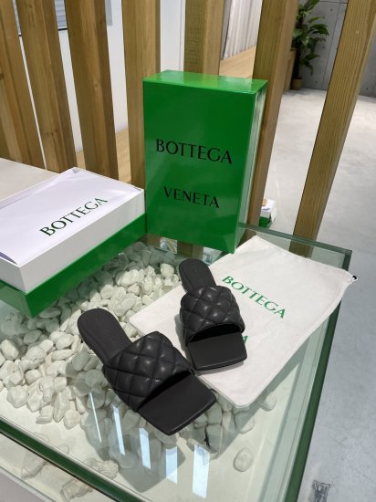 Bottega Veneta 泡泡棱格平底拖鞋 面料选用经典柔软小羊皮精工 内里 垫脚 选用牛皮里 舒适高端 大底选用意大利真皮大底搭配橡胶 35-40 - Click Image to Close