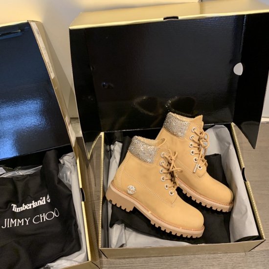 JIMMY CHOO x Timberland 2020限量版合作款 超酷可可爱爱的联名靴 同时拥有Timberland硬朗和Jc的仙气十足的这款马丁靴确实很赞 颜值与舒适并存 鞋面：水钻是原版1:1定制的澳洲水钻切割面特别完整 内里：进口原胚小牛皮 大底 - Click Image to Close