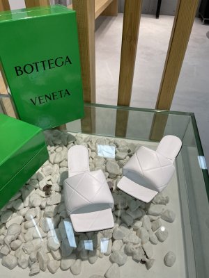 Bottega Veneta 新款压纹平底拖鞋 面料选用经典柔软小羊皮 内里 垫脚 选用牛皮里 舒适高端 大底选用意大利真皮大底搭配橡胶 35-40