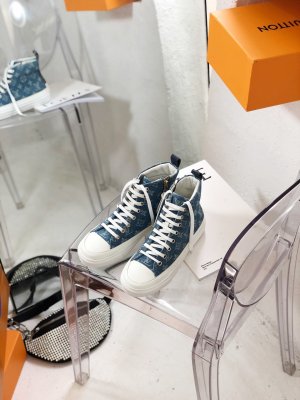 LV frontrow sneaker 选取背部小牛皮做内里， 因为背部纹路细，做成的内里效果更好，久穿不皱裂， 原版橡胶底 码数：35～40