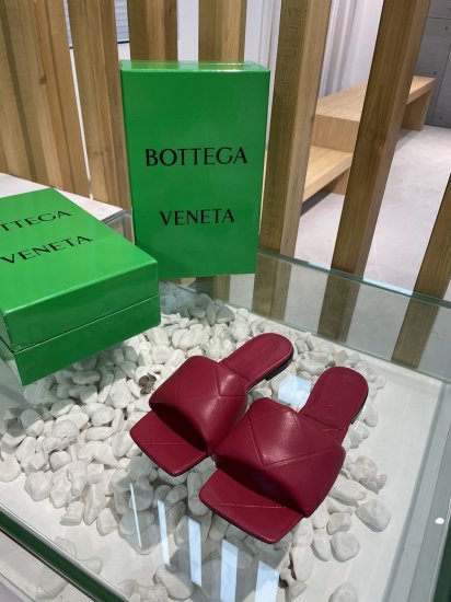 Bottega Veneta 新款压纹平底拖鞋 面料选用经典柔软小羊皮 内里 垫脚 选用牛皮里 舒适高端 大底选用意大利真皮大底搭配橡胶 35-40 - Click Image to Close