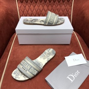 Dior 刺绣Dway平底拖鞋 上脚特别轻盈 舒适度和颜值一并在线 上脚都特别显气质显白 意大利真皮大底 35-40码