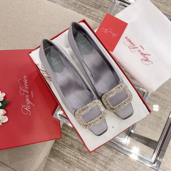 Roger Vivier 经典真丝钻扣方跟鞋 别出心裁的方钻扣设计搭配4.5cm经典小方跟使得鞋子穿着更舒适，腿型更修长，进口专柜真丝面料 内里垫脚:进口小羊皮+意大利透染真皮大底，施华洛世奇原版钻花扣顶级货 35-40 - Click Image to Close