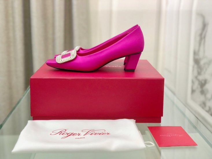 Roger vivier 经典方跟钻扣真丝单鞋 面料:意大利进口100%真丝 大底:原版进口真皮大底 内里:头层羊皮 跟高:4.5cm 码数:35-40 - Click Image to Close