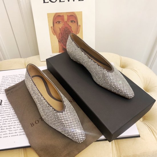 Bottega Veneta 奶奶鞋系列 鞋面：鞋面原版排钻中东进口A级闪亮奥钻 内里：全粒面nappa小羊皮内里垫脚 大底：原版进口意大利印刷真皮大底 鞋码：35-40 跟高：高跟7.5CM | 平跟 - Click Image to Close