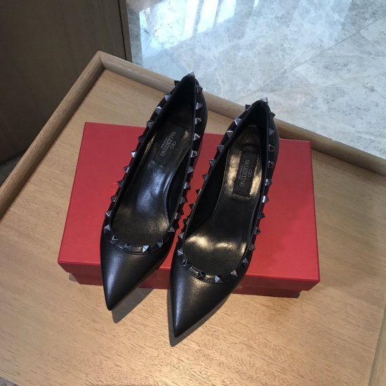 Valentino Garavani Rockstud 5.0进口牛漆皮尖头单鞋 - 真空电镀铆钉 - 进口牛漆皮＆进口胎小牛，粒面羊皮内里/垫脚 - 意大利真皮大底 - 跟高 5cm - 尺码 35-39 - 漆皮：黑色/裸色/奶白 - 牛皮：黑色/豆沙 - Click Image to Close