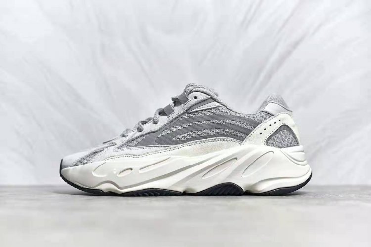 Yeezy Boost 700 V2 “Static”！ 相比于初代，V2 款在鞋身侧边的设计上略微有些简化，同时注入更大面积的 3M 反光三条杠元素，整体鞋面和中底部分的纹路更为复杂，但颜色上更加简约，如果说初代 Yeezy Boost 700 是靠色彩 - Click Image to Close