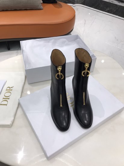 代购级别 迪奥/Dior 20ss 秋冬最新高定系列 Empreinte海报款女短靴 鞋面:进口全粒面小牛皮 内里:水染羊皮 鞋底:意大利真皮大底 跟高:7CM 筒高:8寸 Size：35-39标准码 - Click Image to Close