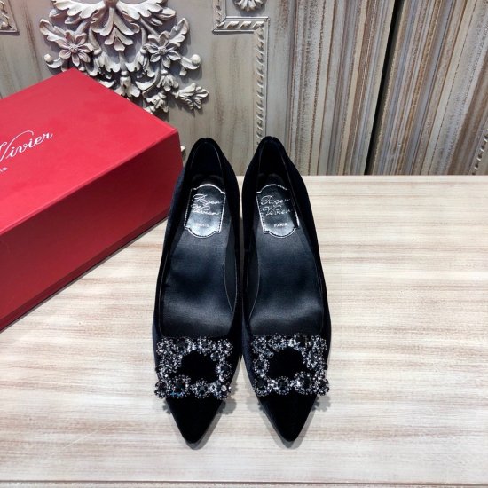 Roger Vivier Roger Viver 丝绒钻扣 继承了传统的方扣设计 略作改动 从而更加妩媚，缎面改成了羊京面，更显华贵雍容！ 跟高：平底/高跟（6.5CM） 码数：34-40 - Click Image to Close