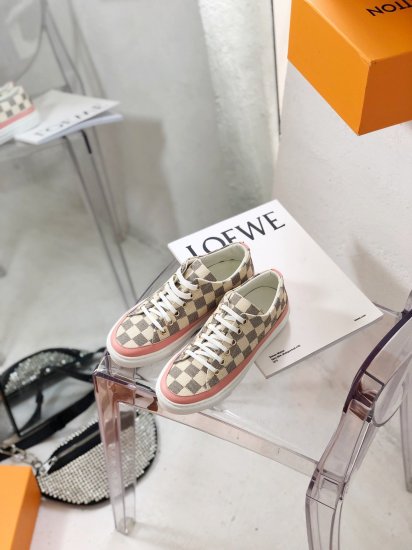 LV frontrow sneaker 小牛皮做内里，而且只选取背部的皮，因为背部纹路细，做成的内里效果更好，久穿不皱裂 码数：35～40 - Click Image to Close