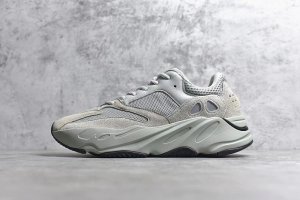 Yeezy Boost 700 “Salt” 海盐 与海盐 Yeezy 500 相同，大面积使用高品质的翻毛皮革，除此之外还使用不同密度的网布和光滑皮革材质。丰富的用料配合 Yeezy 700 的复杂拼接，让这款配色纯粹但不失看点。中底没有以往的涂装设计，