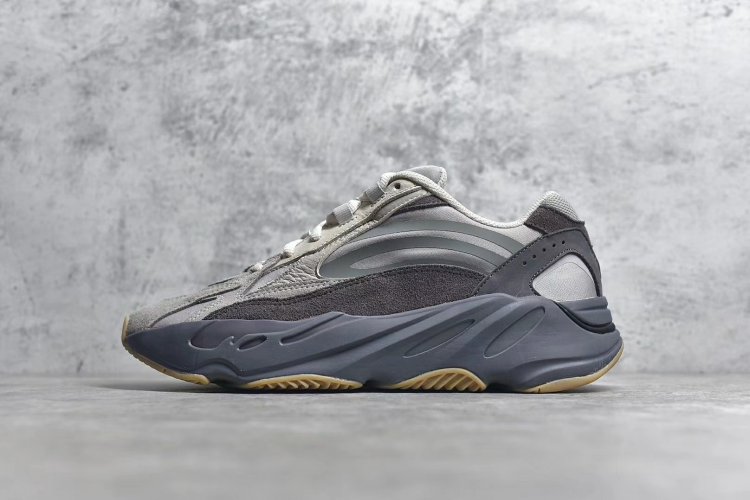 Yeezy Boost 700V2 “Tephra” 火山灰 鞋面配色非常有层次，以深、浅两种程度的灰色为基底，与鞋身标志性的 3M 反光条搭配。侧面及后跟以煤灰色麂皮材质勾勒，呈现出非常丰富的鞋面层次。中底采用亚光质地的灰色，放射状纹路与外底波形呼应，在 - Click Image to Close