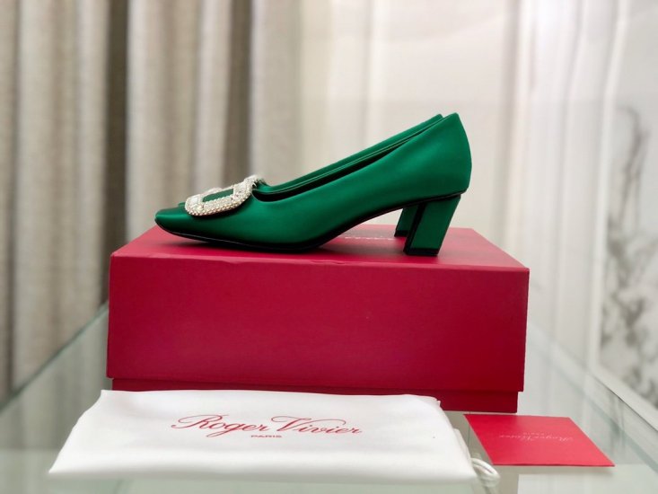 Roger vivier 经典方跟钻扣真丝单鞋 面料:意大利进口100%真丝 大底:原版进口真皮大底 内里:头层羊皮 跟高:4.5cm 码数:35-40 - Click Image to Close