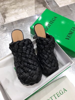 Bottega Veneta 材质是超级柔软的Nappa小羊皮 传统手工技艺双面编织 原楦高定 圆润有型鞋头 鞋身线条流畅 2CM防水台真皮包裹 舒适度妥妥的 不能再稳了 意大利真皮大底 Size ：35-41 跟高：10CM