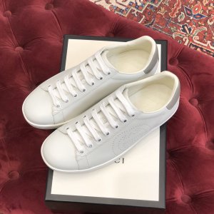 Gucci GG Ace Sneakers 经典小白鞋系列 互扣式双G冲孔款 原版空胶工艺，原版开模橡胶大底，原版珍珠牛皮内里，光泽度高，软硬度适中，不易褶皱。正品一致荧光防伪线。 女款：34-39（专柜一致偏大一码，37脚拿36鞋码）男款：39-44（专