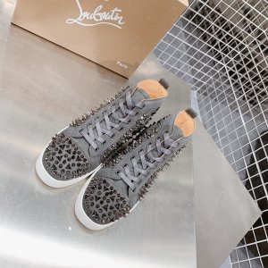 Christian Louboutin CL铆钉高帮鞋！男女同款，严格精选细选材料 具有良好的耐穿性及透气性 铆钉的修饰让简单变得不简单 超好看！ 码数：女35-40/男38-46