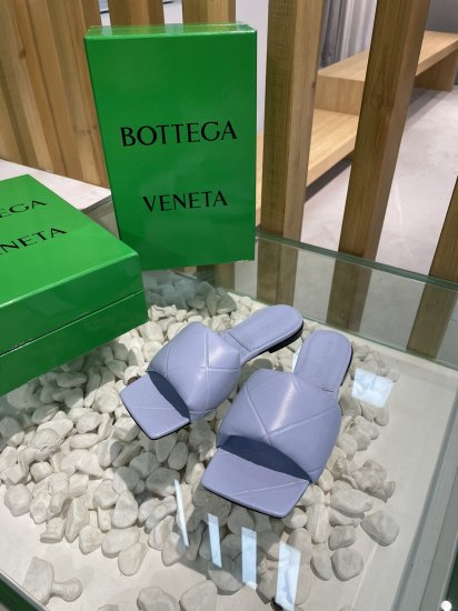 Bottega Veneta 新款压纹平底拖鞋 面料选用经典柔软小羊皮 内里 垫脚 选用牛皮里 舒适高端 大底选用意大利真皮大底搭配橡胶 35-40 - Click Image to Close