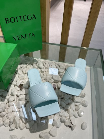 Bottega Veneta 新款压纹平底拖鞋 面料选用经典柔软小羊皮 内里 垫脚 选用牛皮里 舒适高端 大底选用意大利真皮大底搭配橡胶 35-40 - Click Image to Close