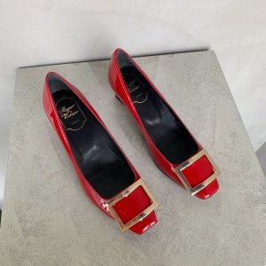 Roger Vivier 这款新出的粗马蹄跟系列 更具有OL风…办公室百搭款…都是属于常年款…咱家的五金加上牛漆皮都是意大利进口…五金的饱和度完美呈现 size：34～