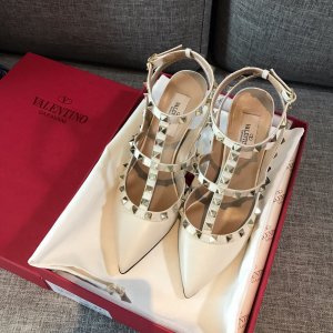 Valentino 奶昔白荔枝纹小牛皮 heel height 1.0 cm 6.5 cm 10 cm size：35-39 Rockstud Collection系列推出以来俨然成了Valentin*一个重要的标志性元素之一！小巧精致的尖头，霸气凌人的铆