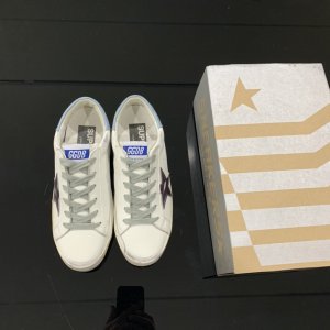 小脏鞋.Golden goose Deluxe Brand SUPERSTA GGDB小脏鞋 火红程度比小白鞋还要早，打破传统审美，小脏鞋做到了！明星私服上脚示范 就是这么百搭 ！再也不用担心洗鞋的问题啦！鞋面原版定制牛皮（做旧精髓所在）专柜3cm内增高鞋