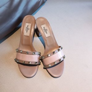 Valentino Valentin* Garavani Rockstud 进口牛漆皮一字带凉鞋 - 真空电镀铆钉 - 进口牛漆皮/水染羊皮内里 - 意大利真皮大底 - 鞋跟高 6cm - 尺码 35-39 - 黑色/樱花粉