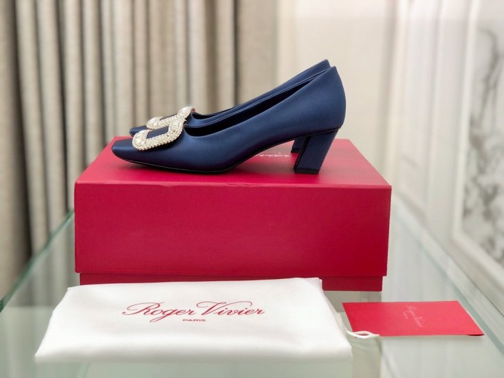 Roger vivier 经典方跟钻扣真丝单鞋 面料:意大利进口100%真丝 大底:原版进口真皮大底 内里:头层羊皮 跟高:4.5cm 码数:35-40 - Click Image to Close