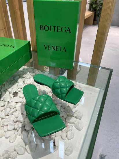 Bottega Veneta 泡泡棱格平底拖鞋 面料选用经典柔软小羊皮精工 内里 垫脚 选用牛皮里 舒适高端 大底选用意大利真皮大底搭配橡胶 35-40 - Click Image to Close