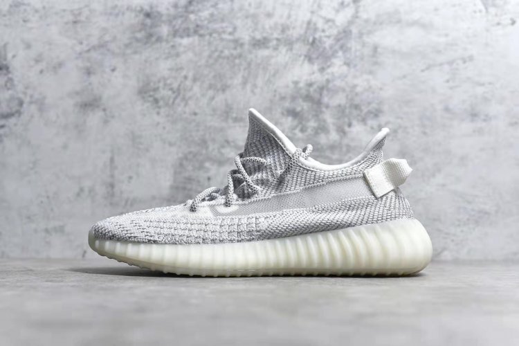 Yeezy 350V2“Static Refective” 满天星！ 整体以浅灰色为主调，全新编织纹理加入半透明纱网材质取代原本的油漆条印花，这款特殊版本还在整个编织鞋面中加入 3M 反光材质，在光照下熠熠生辉，有一种满天星的感觉 尺码 : 36 36.5 - Click Image to Close