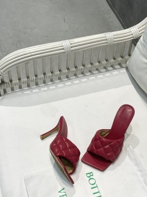 Bottega Veneta 2021季新款新色菱格拖鞋18色 面料选用经典柔软小羊皮精工 内里 垫脚 选用牛皮里 舒适高端 大底选用意大利真皮大底搭配橡胶 size 35-40