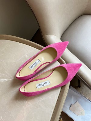 Jimmy Choo JimmyChoo 跟高1cm 尖头、浅口、羊京鞋面 鞋面：进口羊鲸 内里：进口全粒面水晶羊皮 大底：真皮大底 跟高： 平底1.0cm 中跟6.5cm 高跟8.5cm SIZE ：35-40