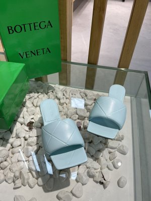 Bottega Veneta 新款压纹平底拖鞋 面料选用经典柔软小羊皮 内里 垫脚 选用牛皮里 舒适高端 大底选用意大利真皮大底搭配橡胶 35-40