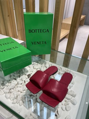 Bottega Veneta 新款压纹平底拖鞋 面料选用经典柔软小羊皮 内里 垫脚 选用牛皮里 舒适高端 大底选用意大利真皮大底搭配橡胶 35-40